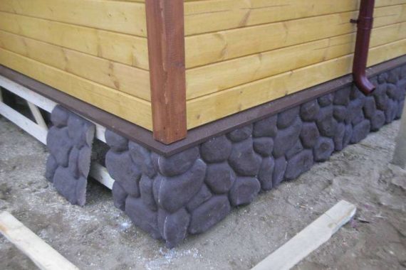 Отделка фундамента в деревянном доме