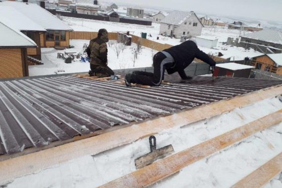 Ремонт кровли из профнастила